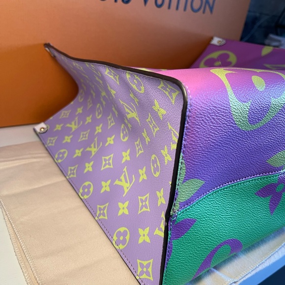 💚💜Louis Vuitton Limted Edition Giant Onthego GM Vert💜💚 - Picture 7 of 10